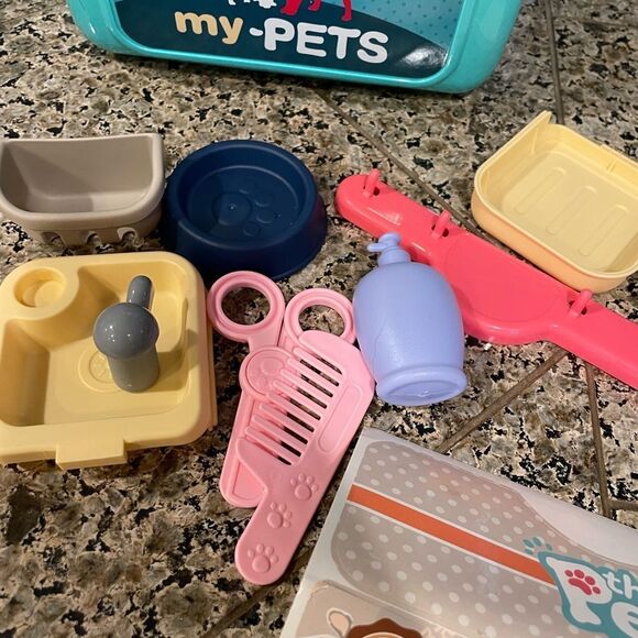 My Pets Play Vet Pet Care dog and Backpack with Accessories - Picture 11 of 14